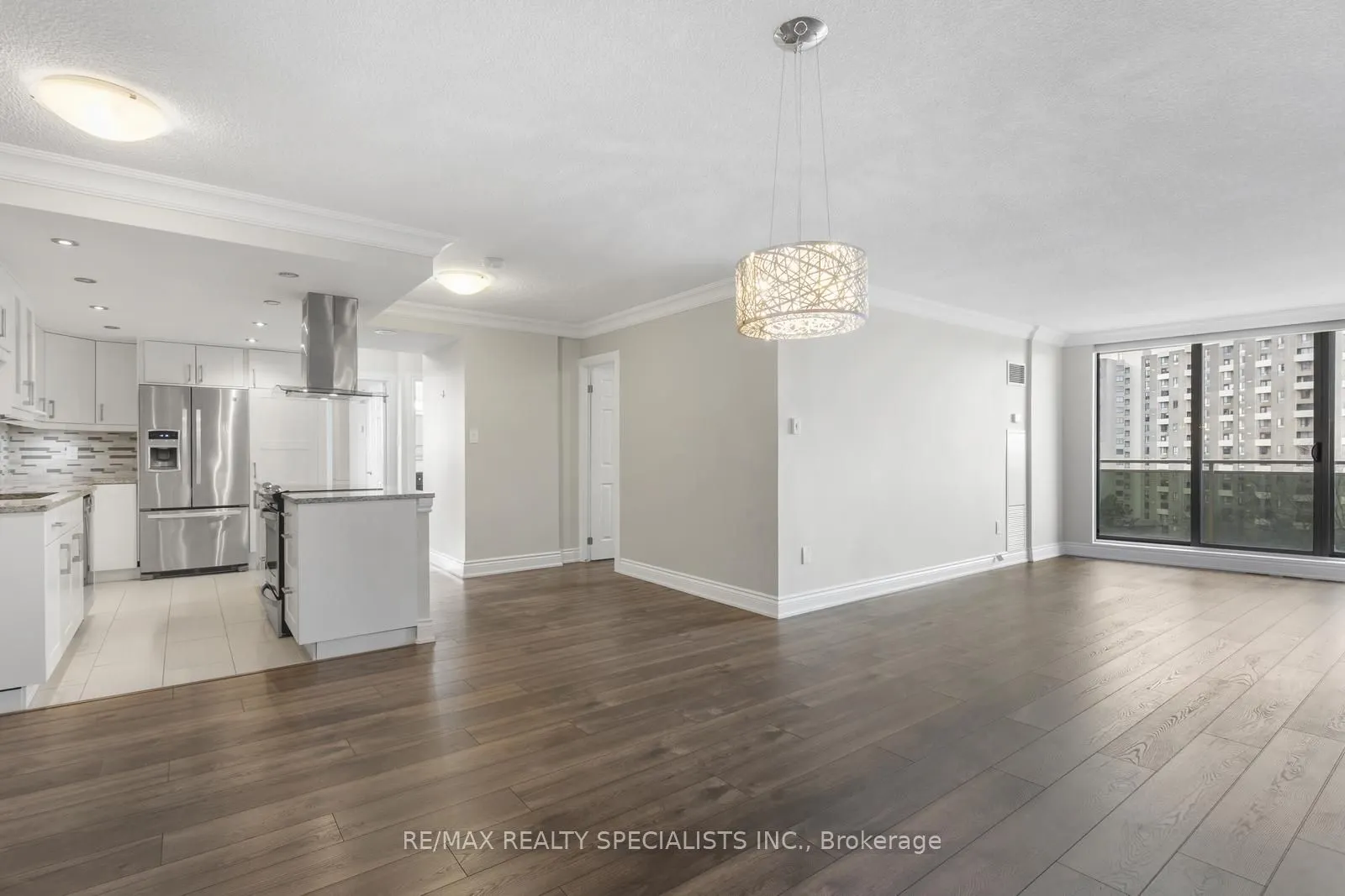 820 Burnhamthorpe Road, #803