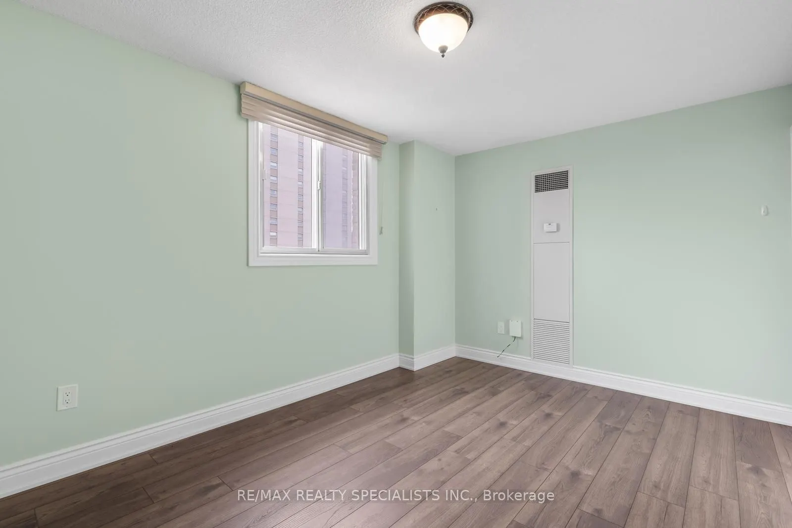 820 Burnhamthorpe Road, #803