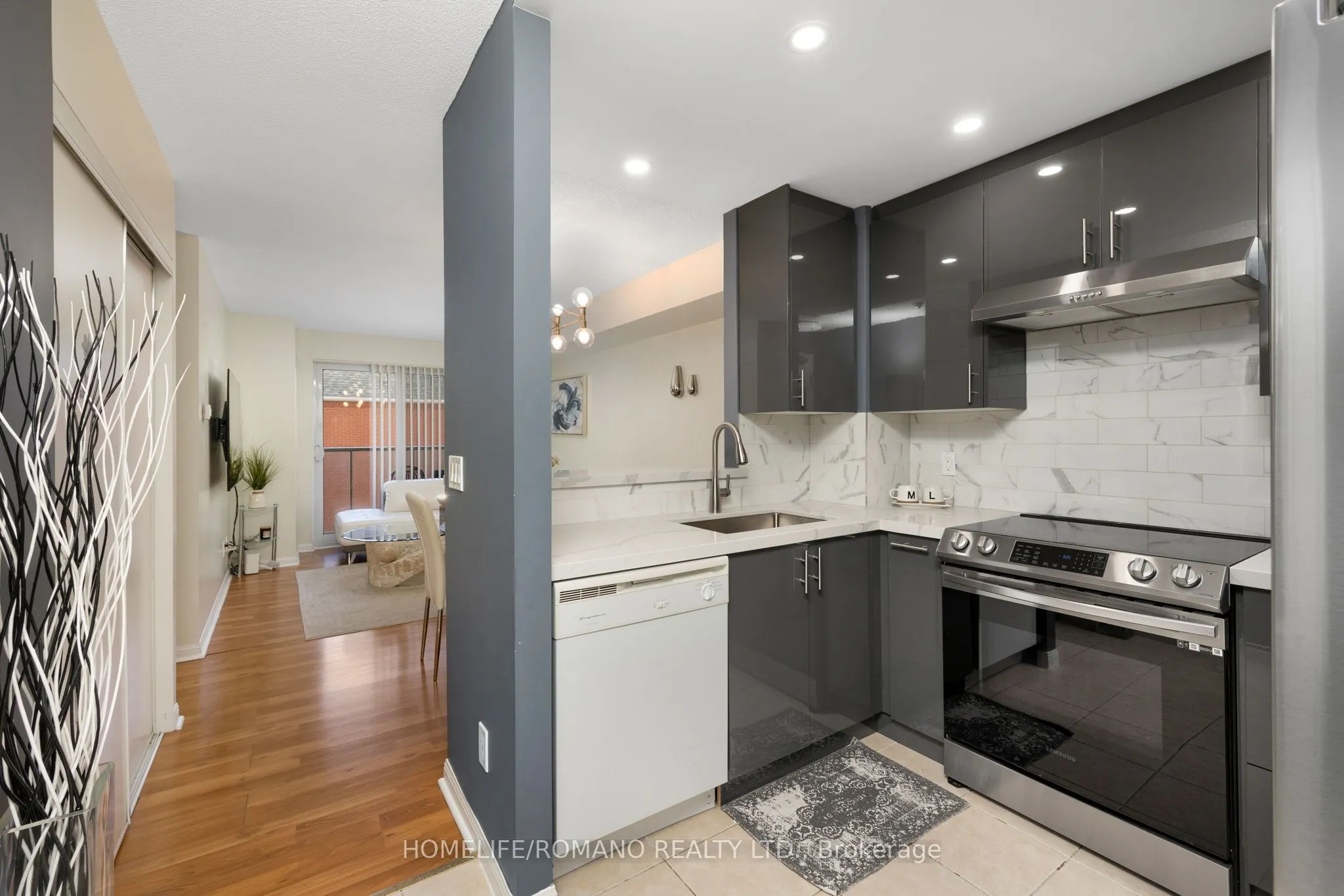 4 Elsinore Path, #302