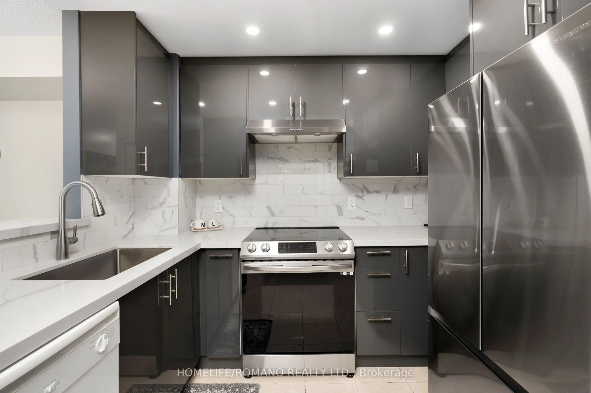 4 Elsinore Path, #302