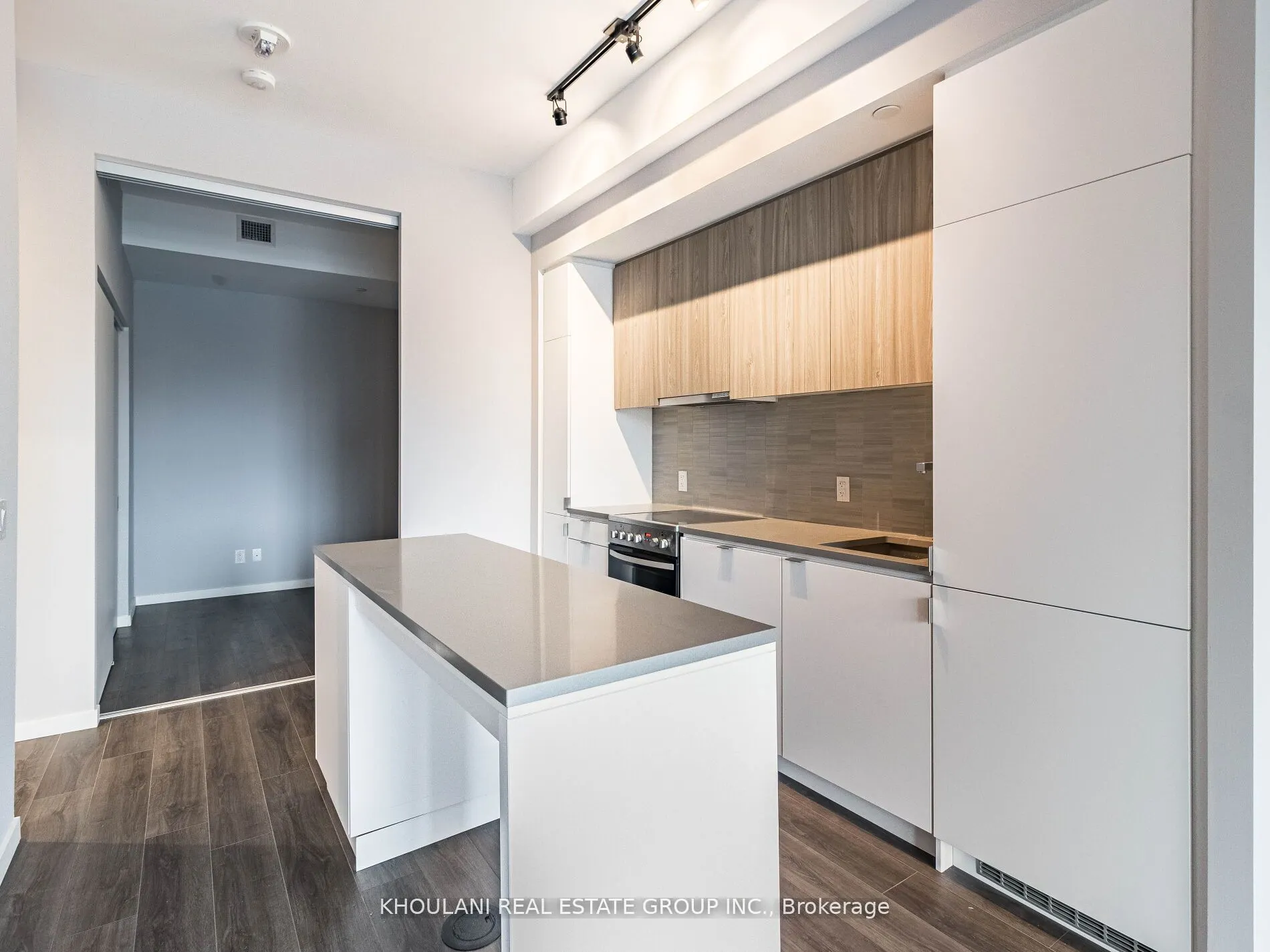 7 Smith Crescent #204