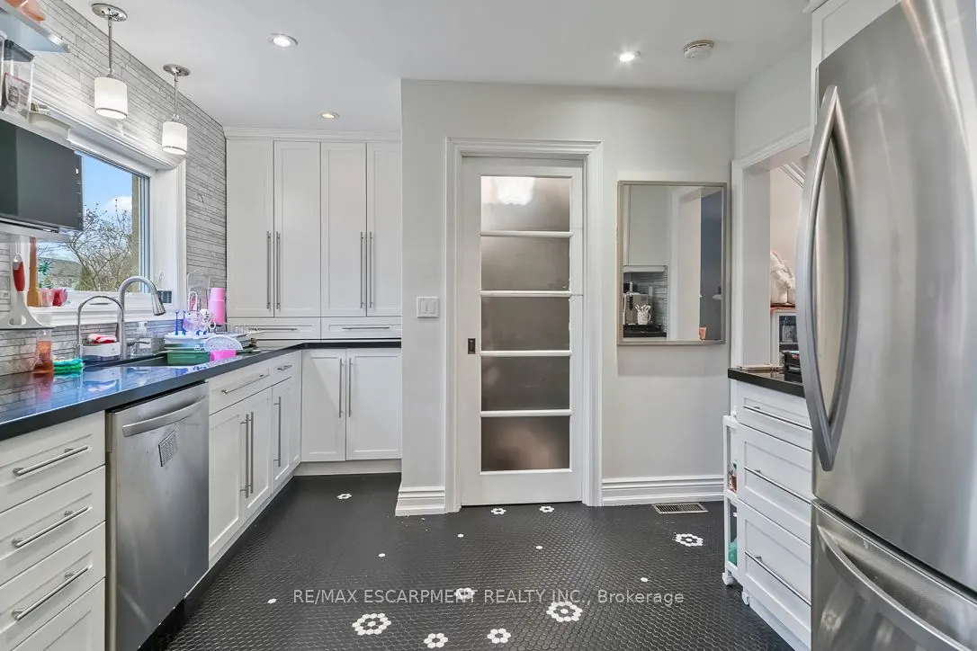 561 Wingrove Crescent