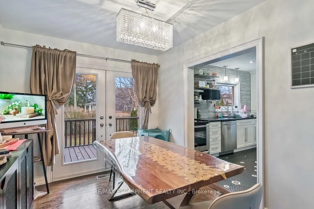 561 Wingrove Crescent