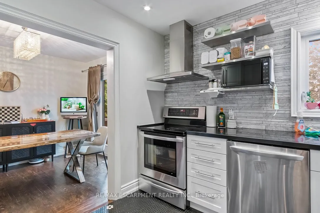 561 Wingrove Crescent