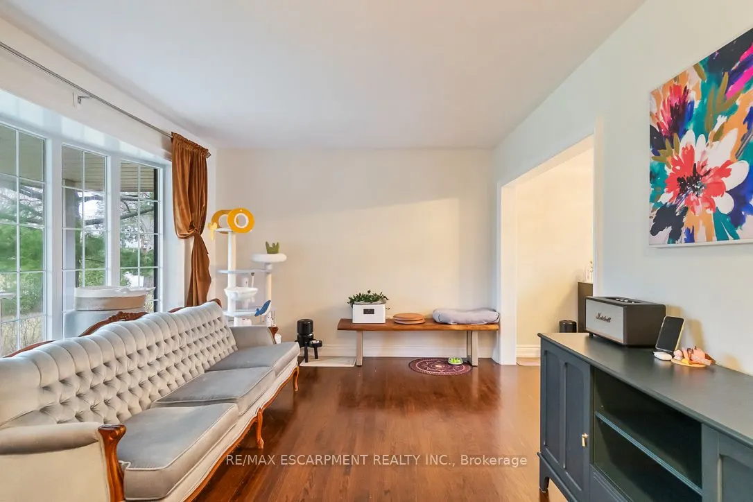 561 Wingrove Crescent