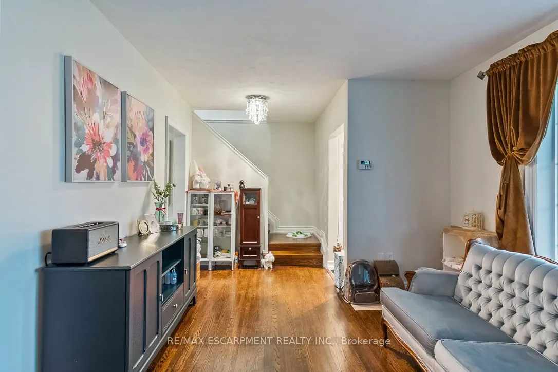 561 Wingrove Crescent