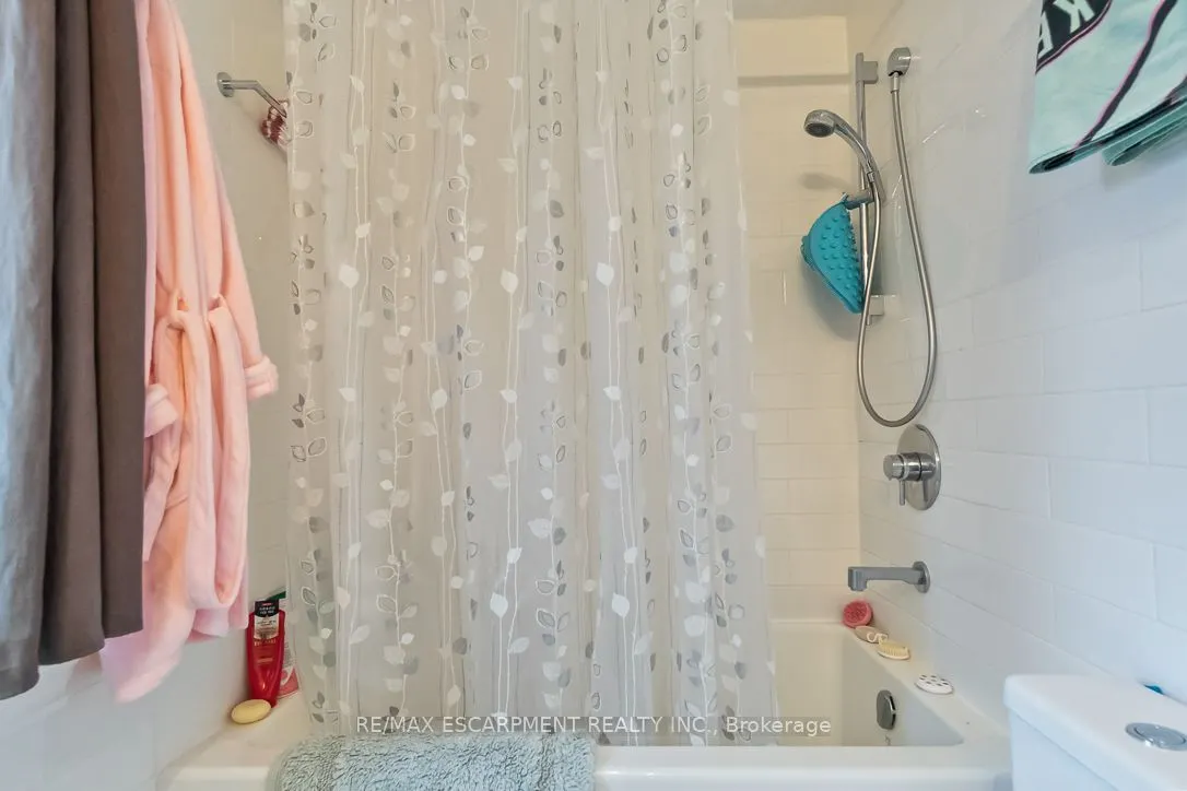 561 Wingrove Crescent