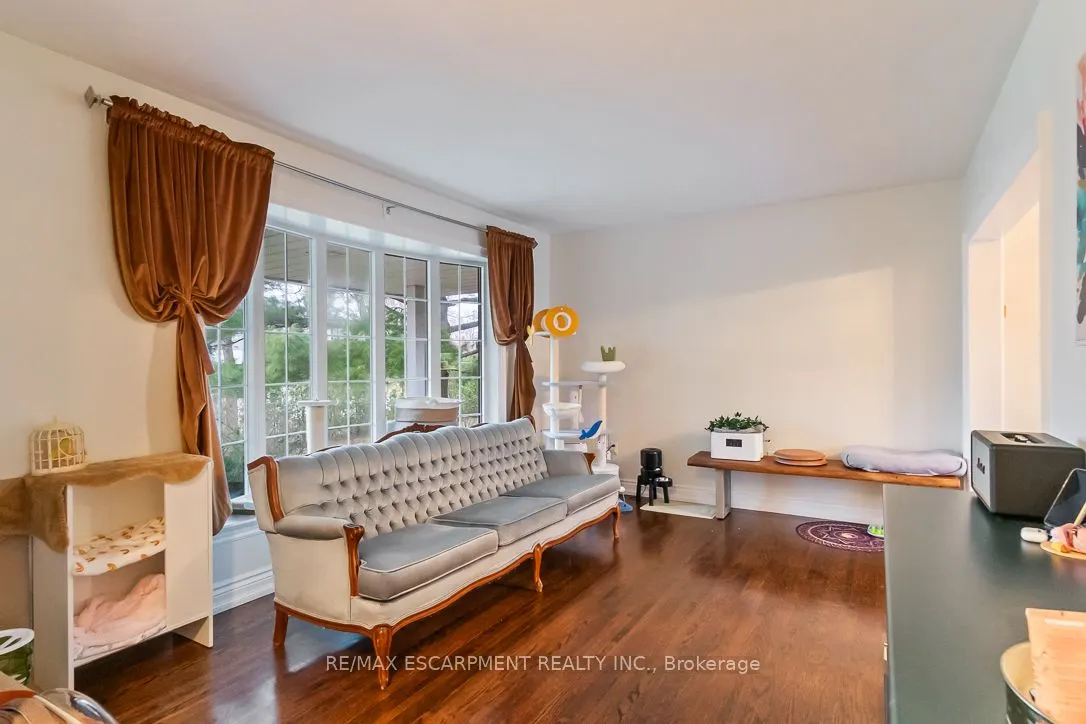 561 Wingrove Crescent