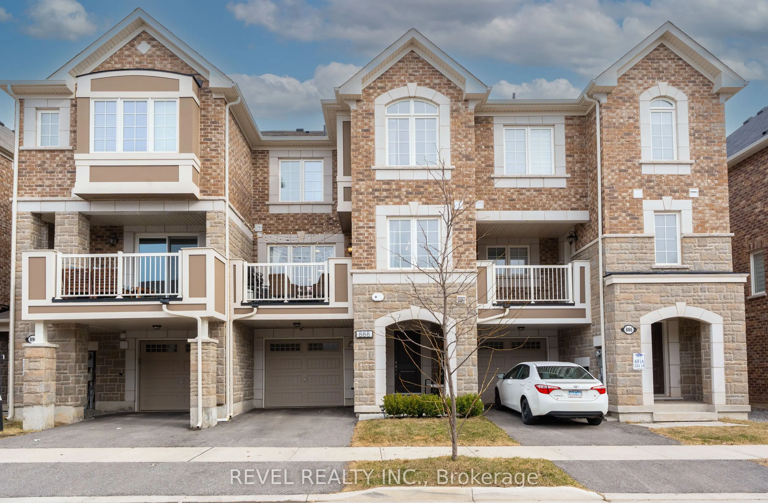 888 Ash Gate