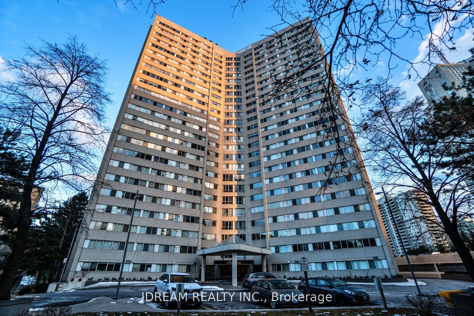 3700 Kaneff Crescent, #211