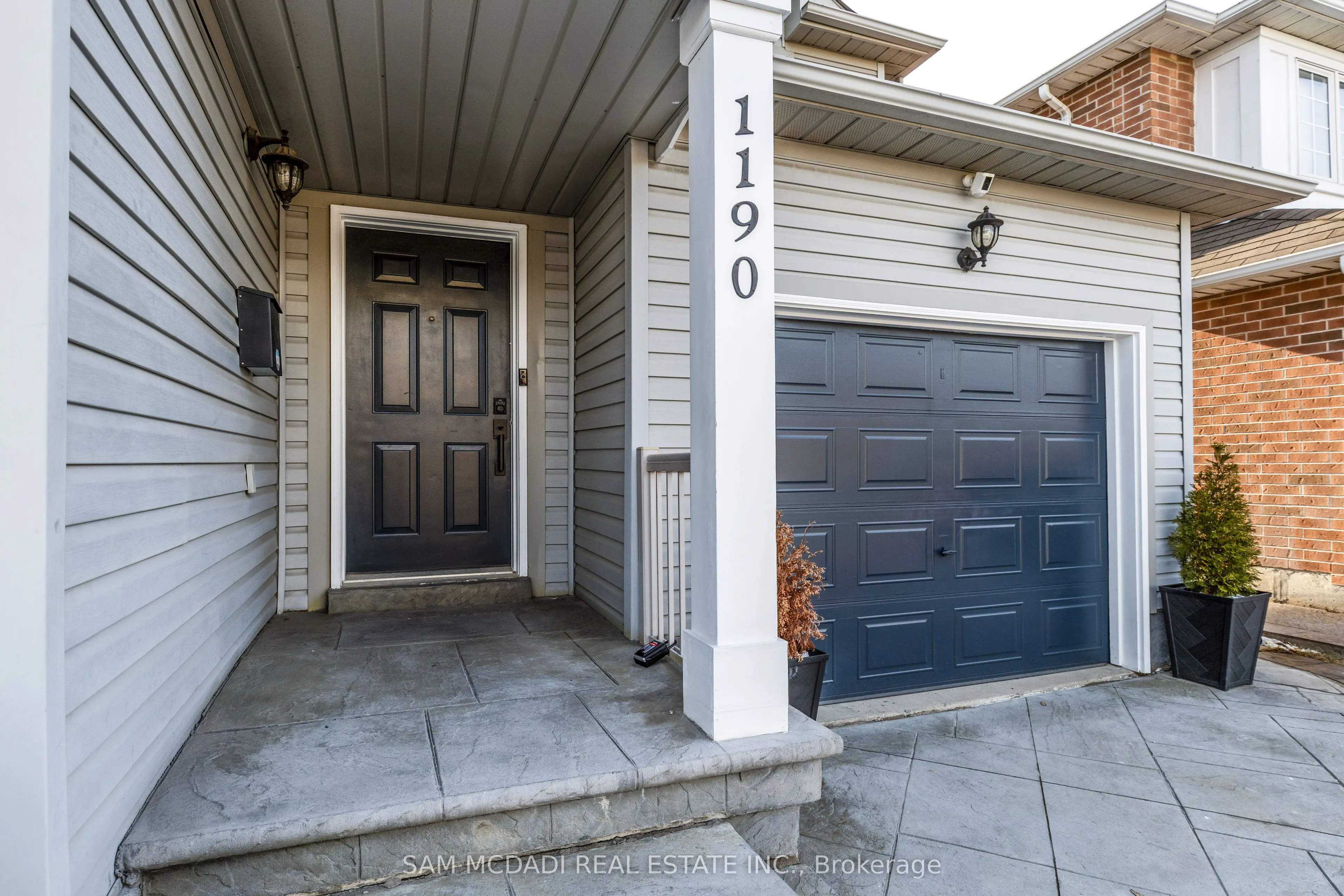 1190 Fox Crescent