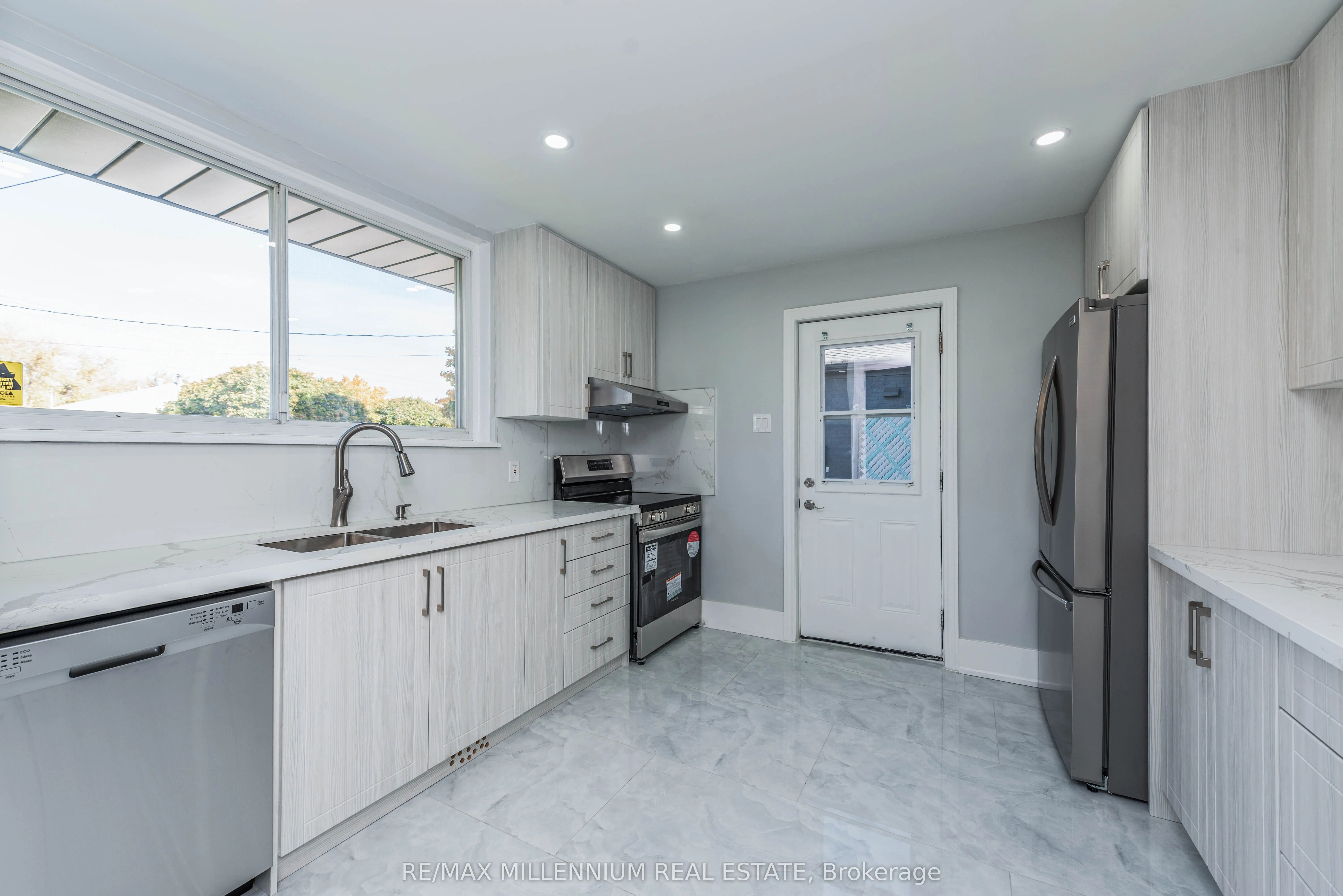 76 Raylawn Crescent