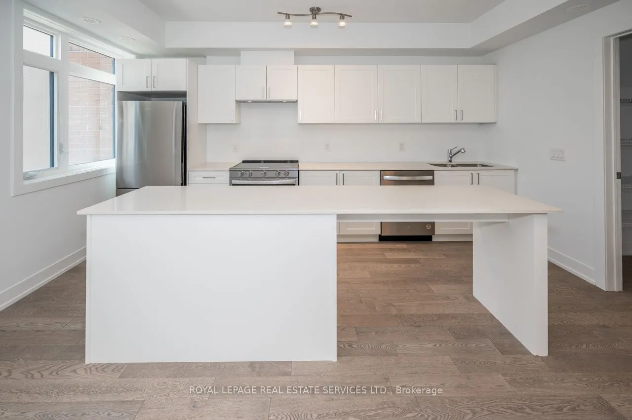 1075 Douglas McCurdy Common #251
