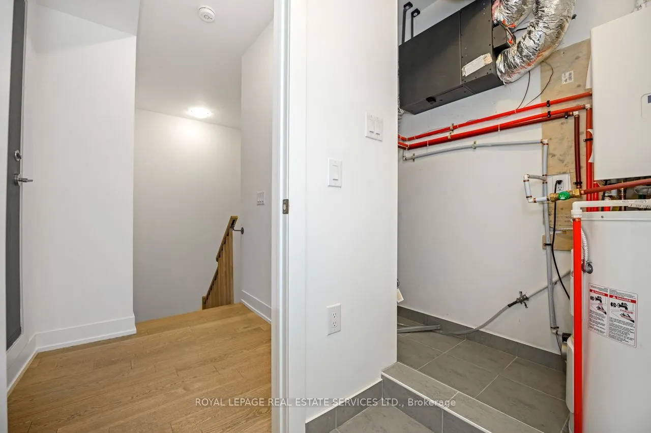 1075 Douglas McCurdy Common #251