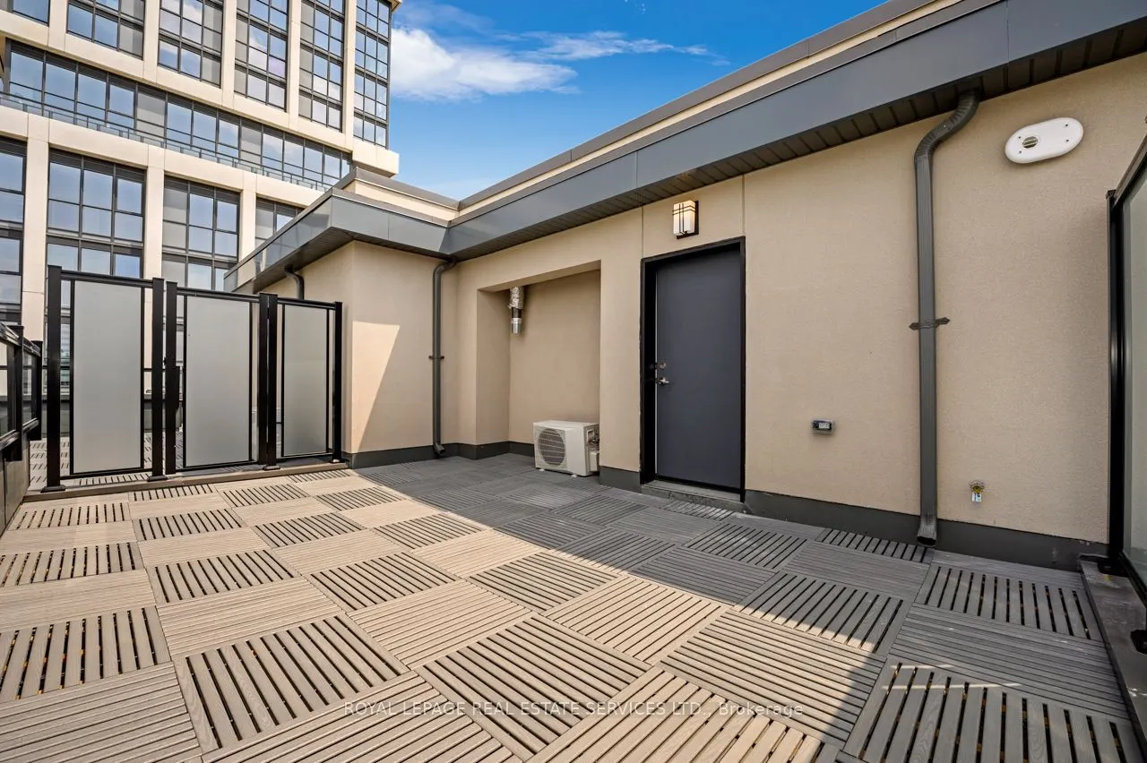 1075 Douglas McCurdy Common #251
