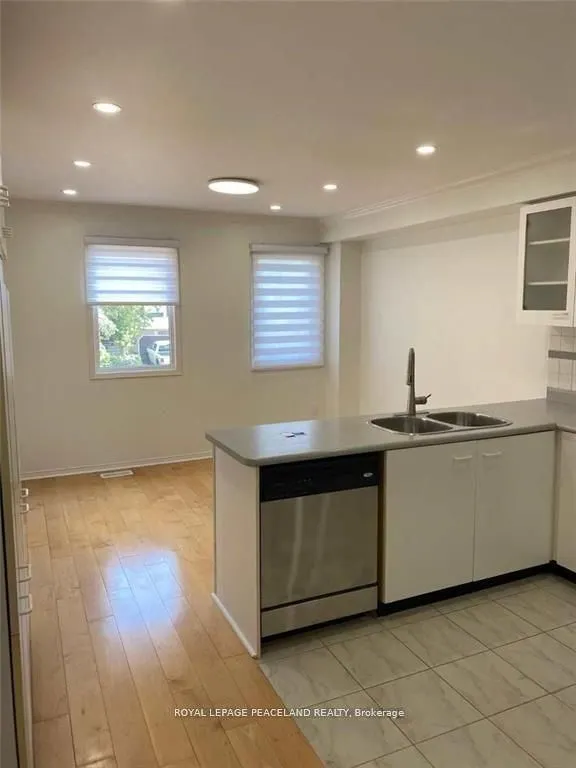 1136 Lindsay Drive S