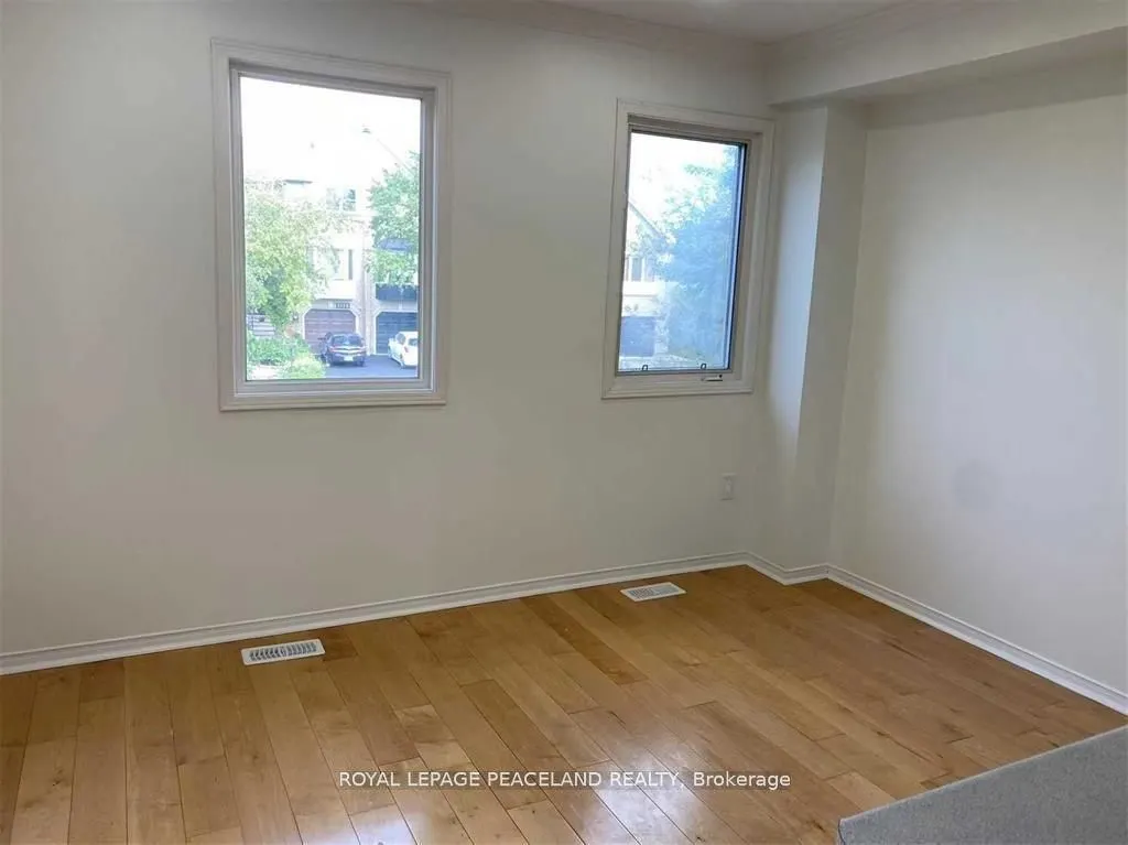 1136 Lindsay Drive S