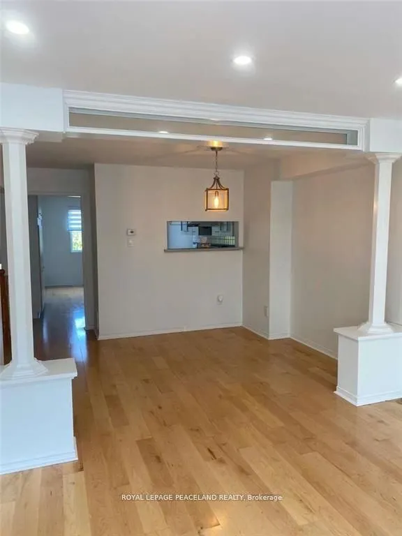 1136 Lindsay Drive S