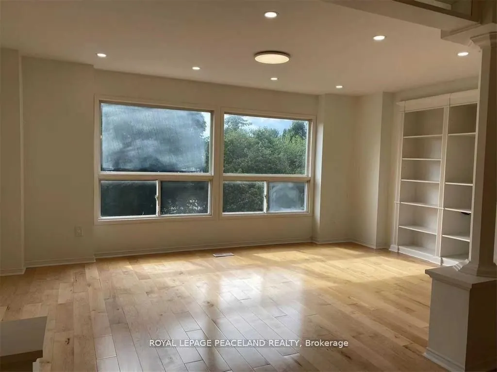 1136 Lindsay Drive S