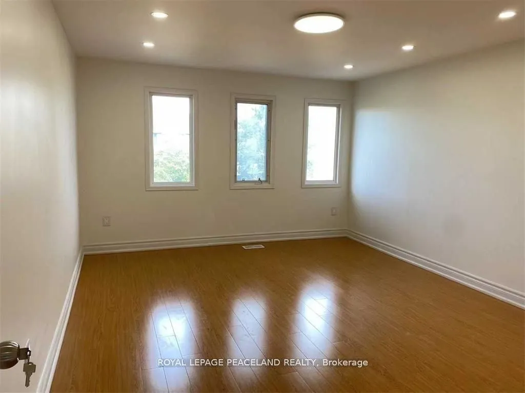 1136 Lindsay Drive S