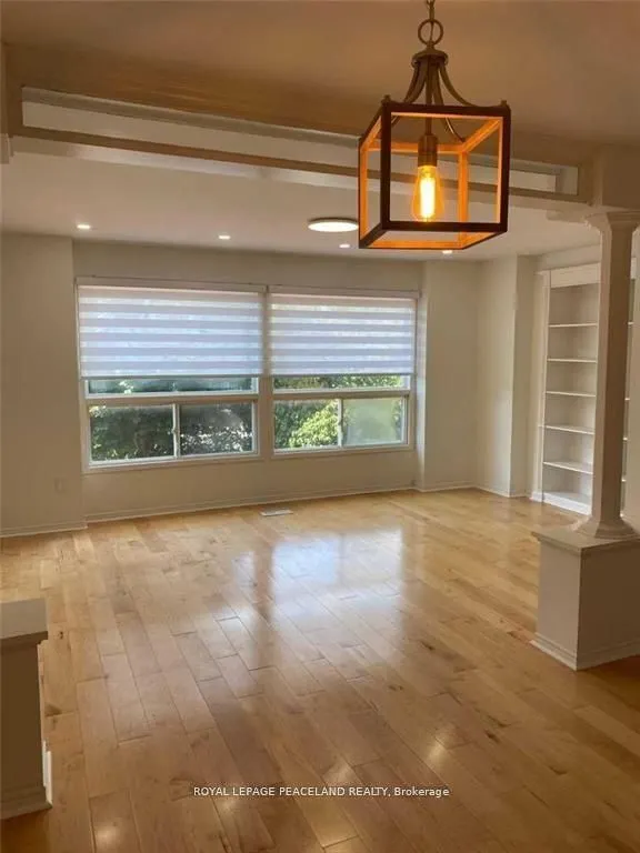 1136 Lindsay Drive S