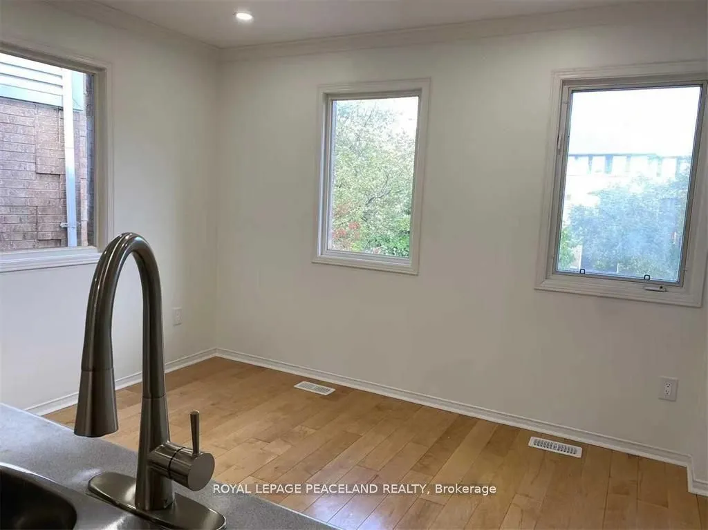 1136 Lindsay Drive S