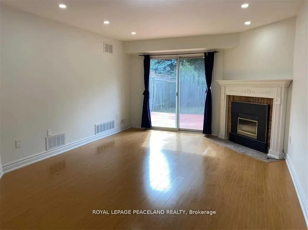 1136 Lindsay Drive S