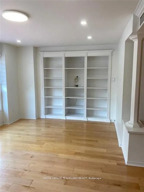 1136 Lindsay Drive S