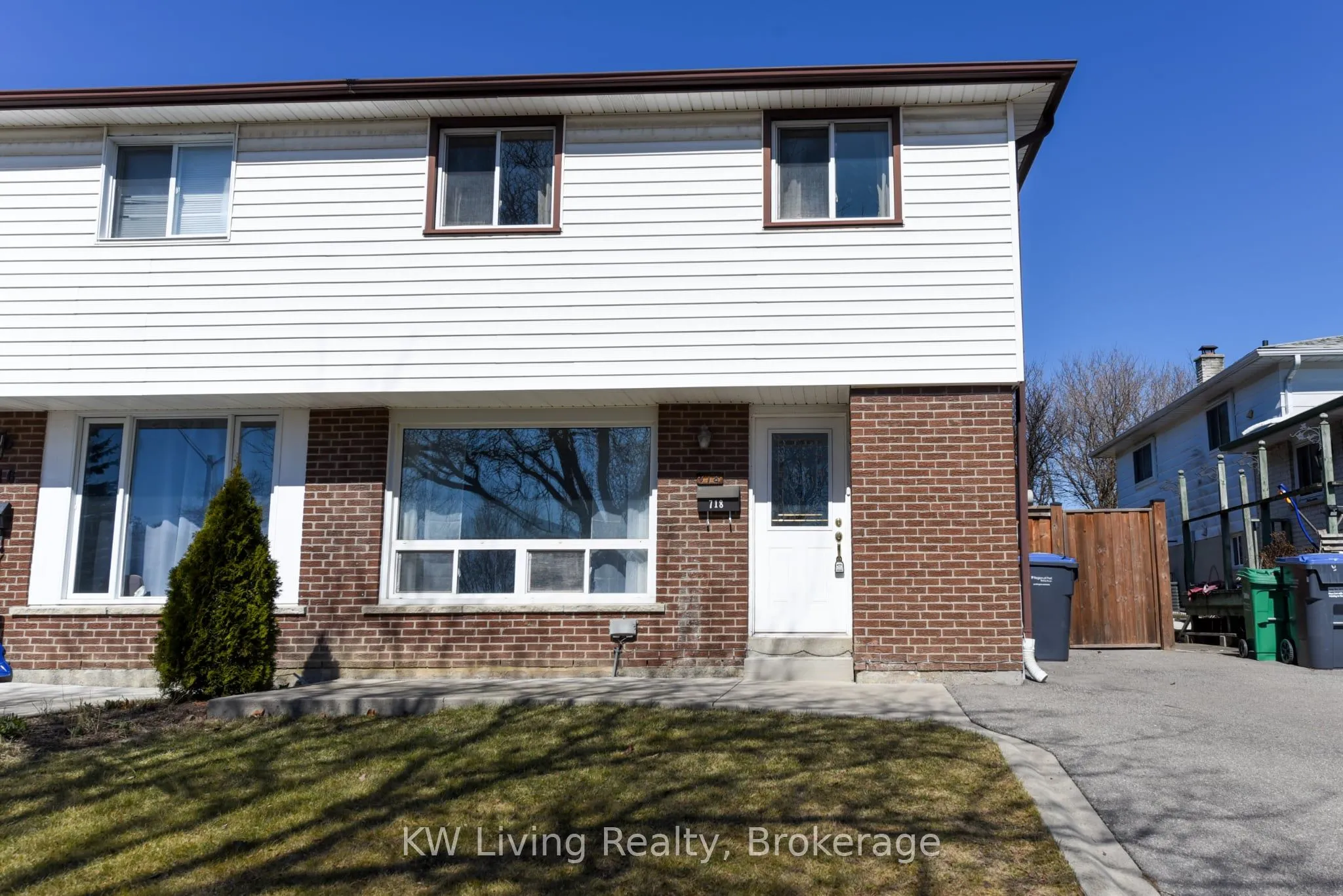 718 Eaglemount Crescent