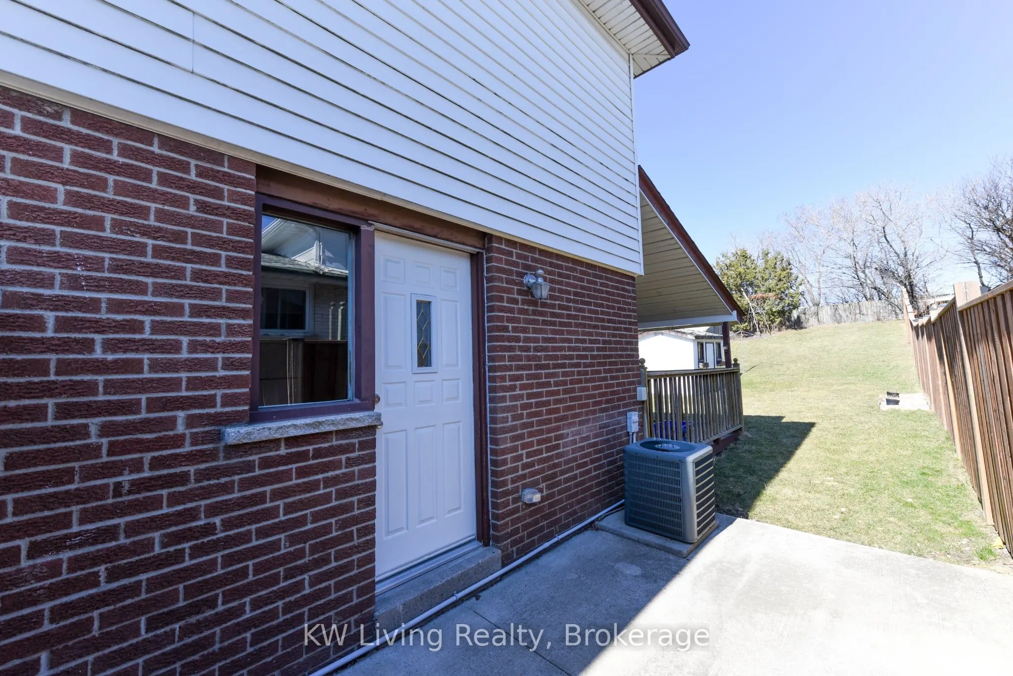 718 Eaglemount Crescent