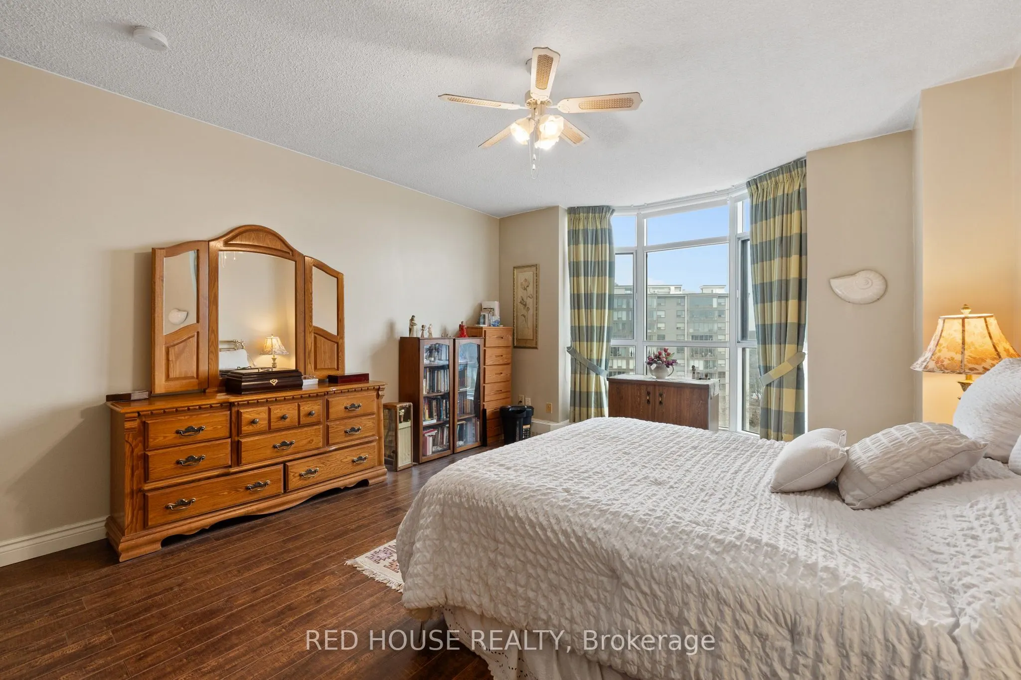 5250 Lakeshore Road #809
