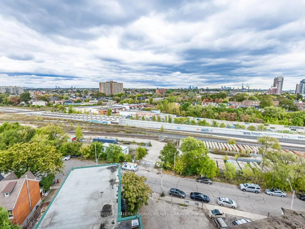 2720 Dundas Street W, #907