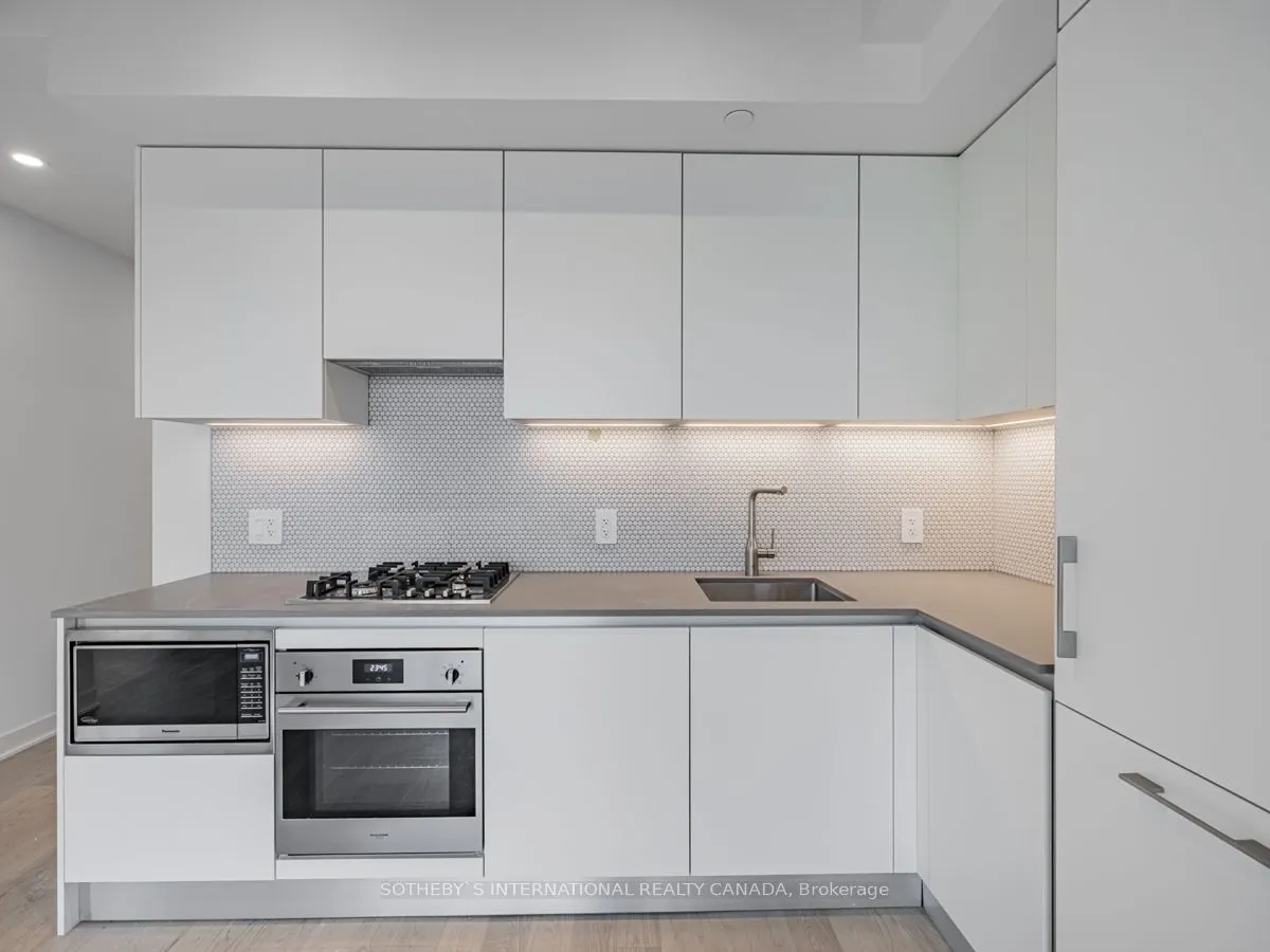 2720 Dundas Street W, #907