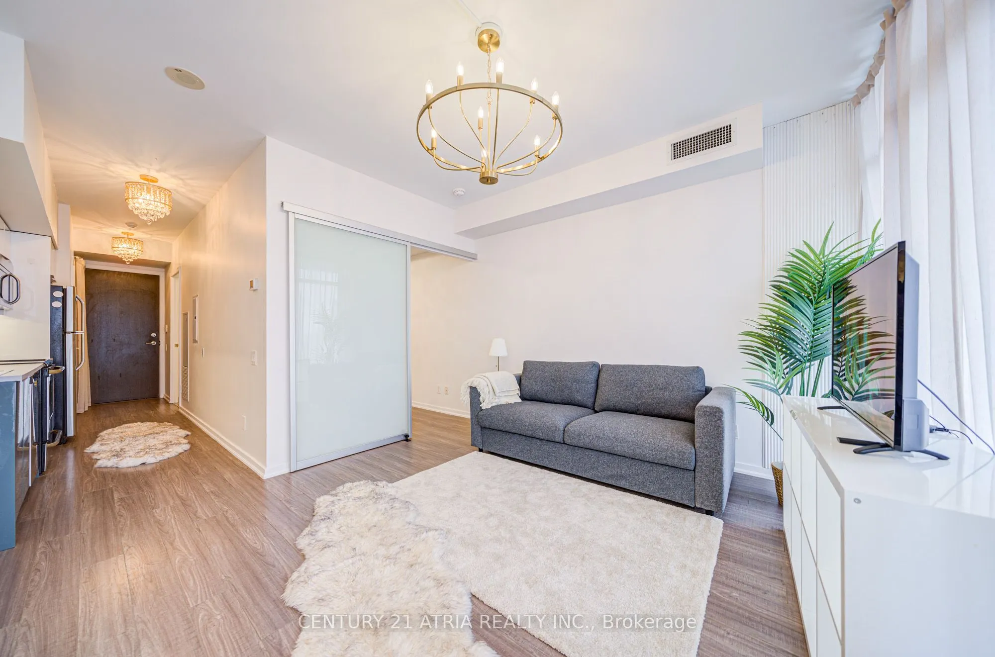 105 The Queensway #812