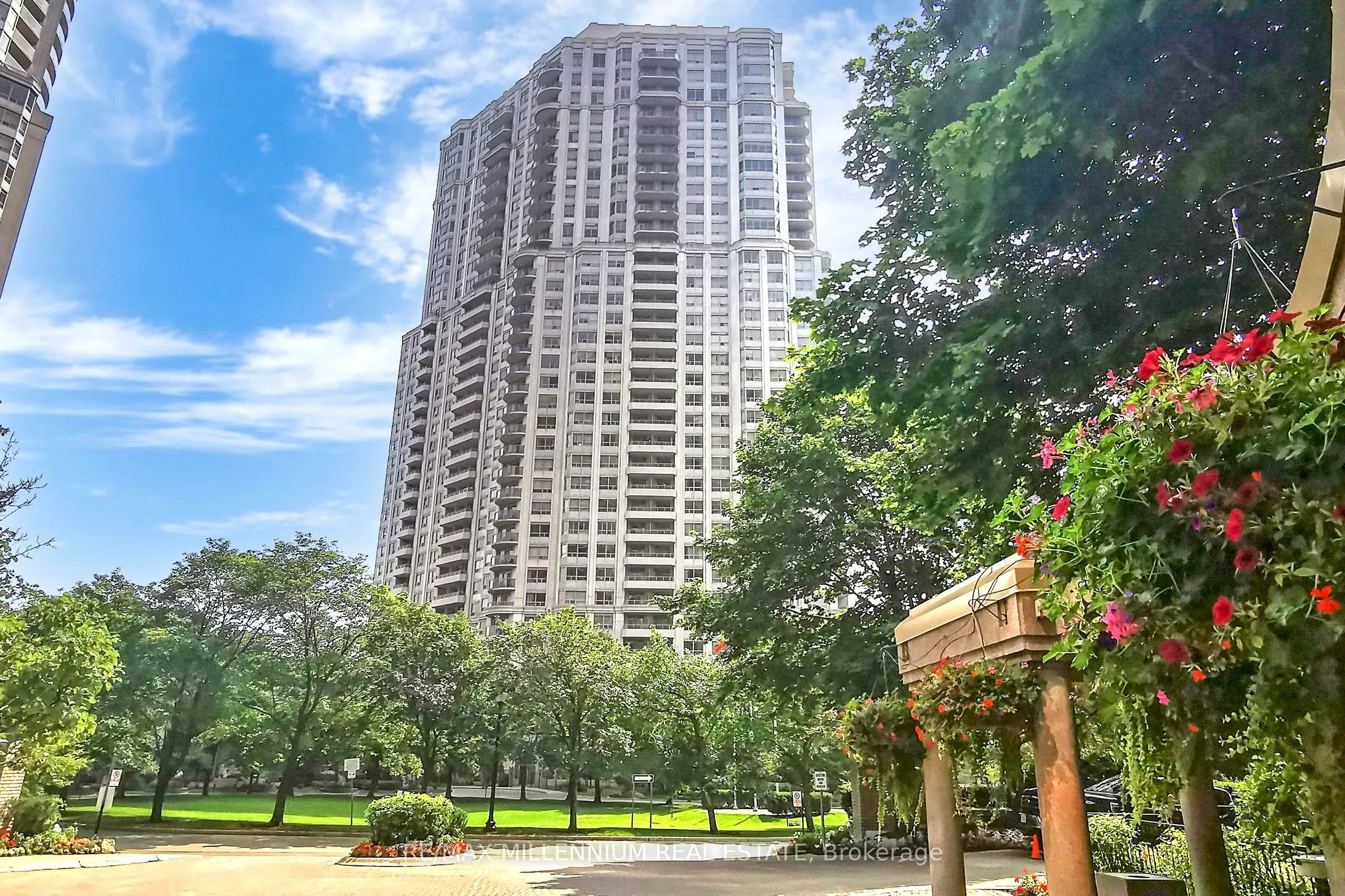 25 Kingsbridge Garden Circle, #423