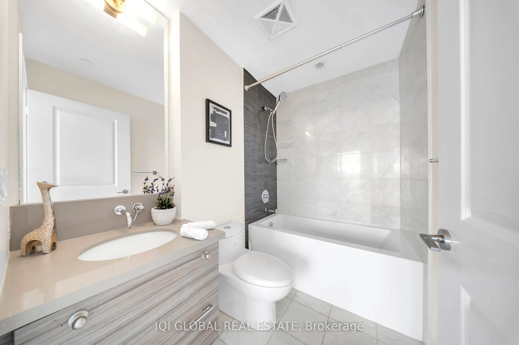 33 Shore Breeze Drive, #2509