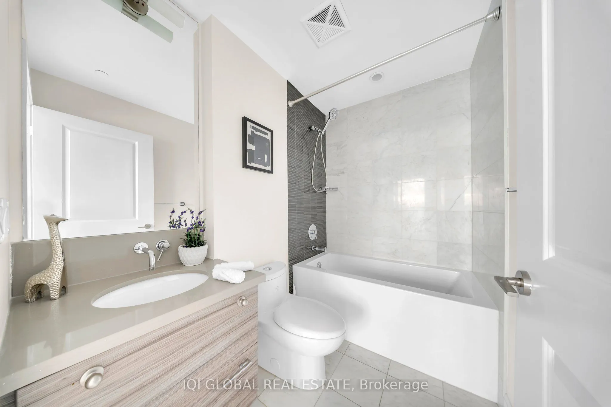 33 Shore Breeze Drive, #2509