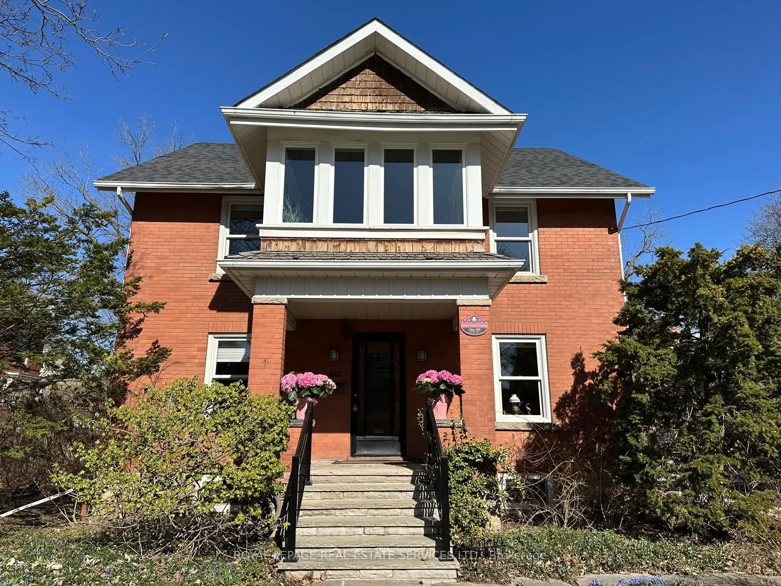 32 Wellington Street E