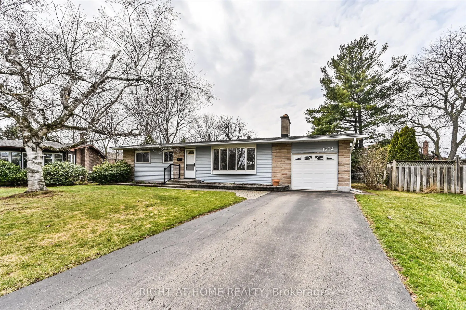 1334 Langdale Crescent