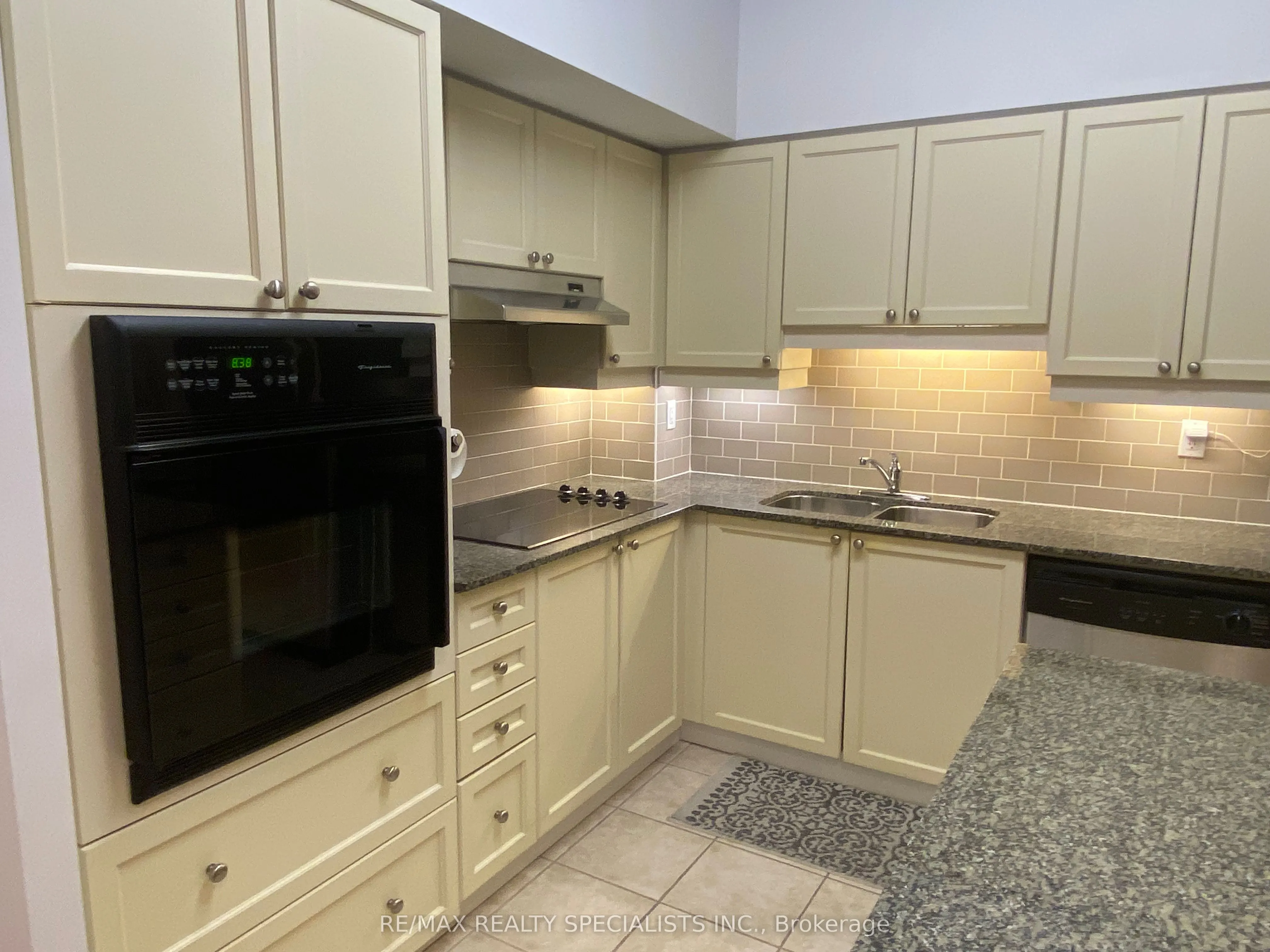 810 Scollard Court, #902