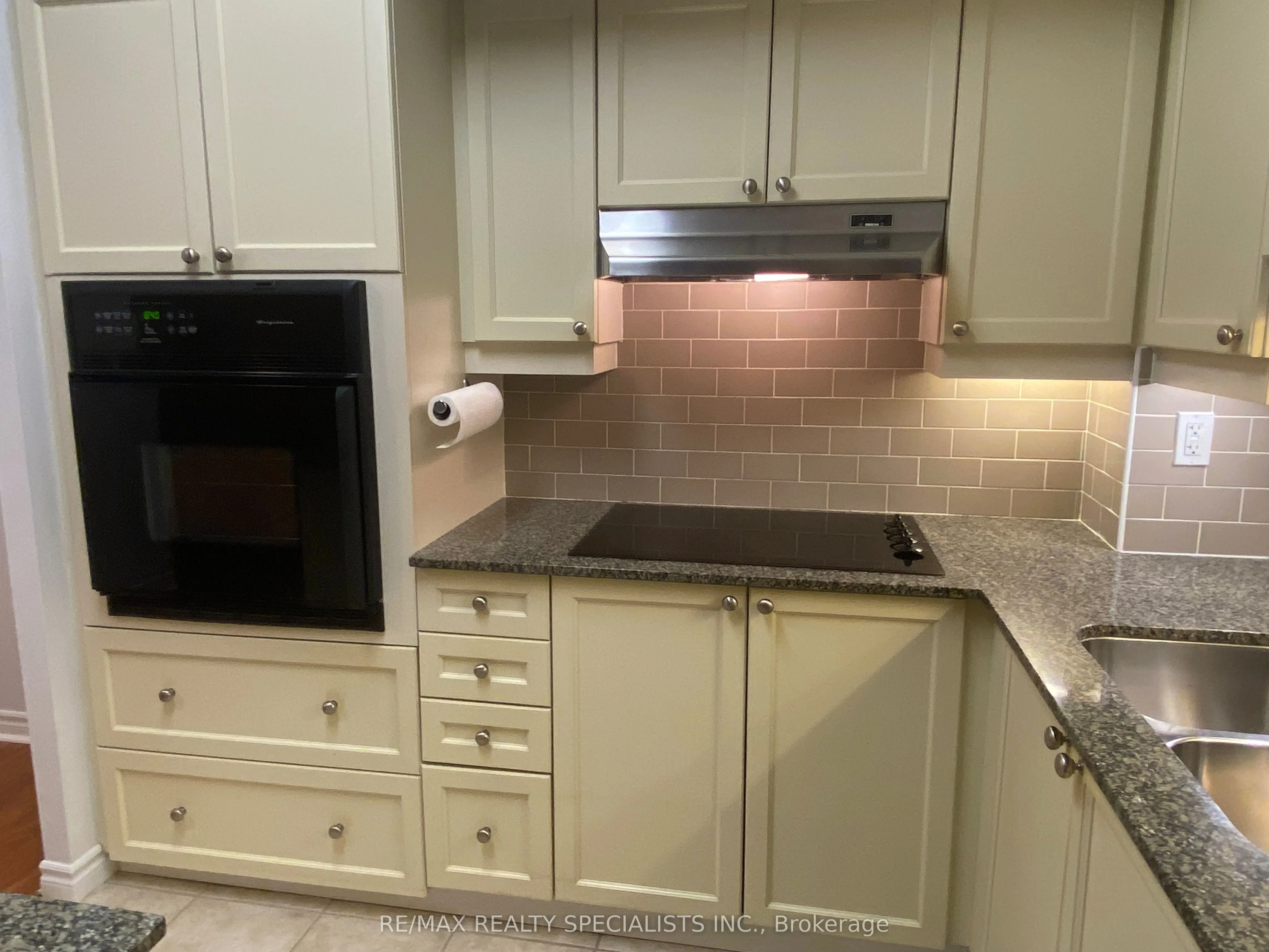 810 Scollard Court, #902