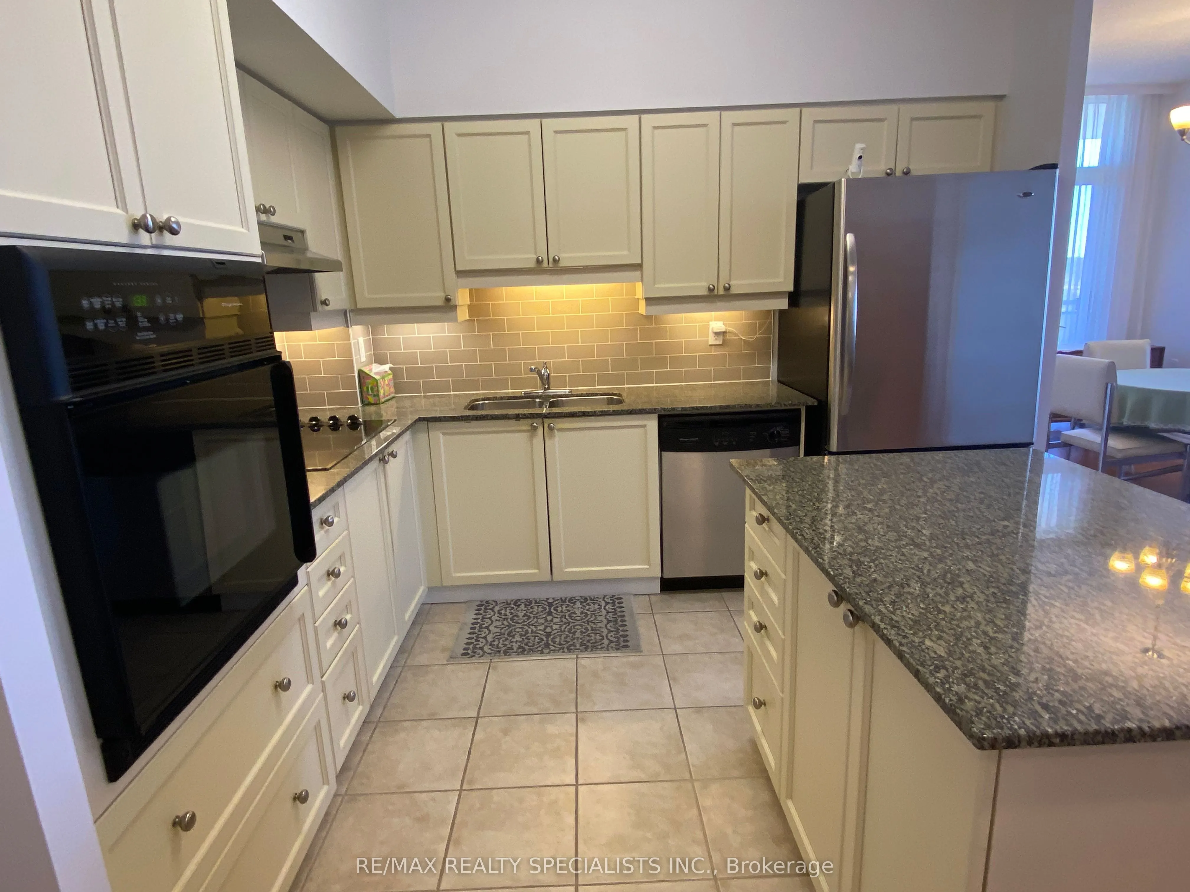 810 Scollard Court, #902