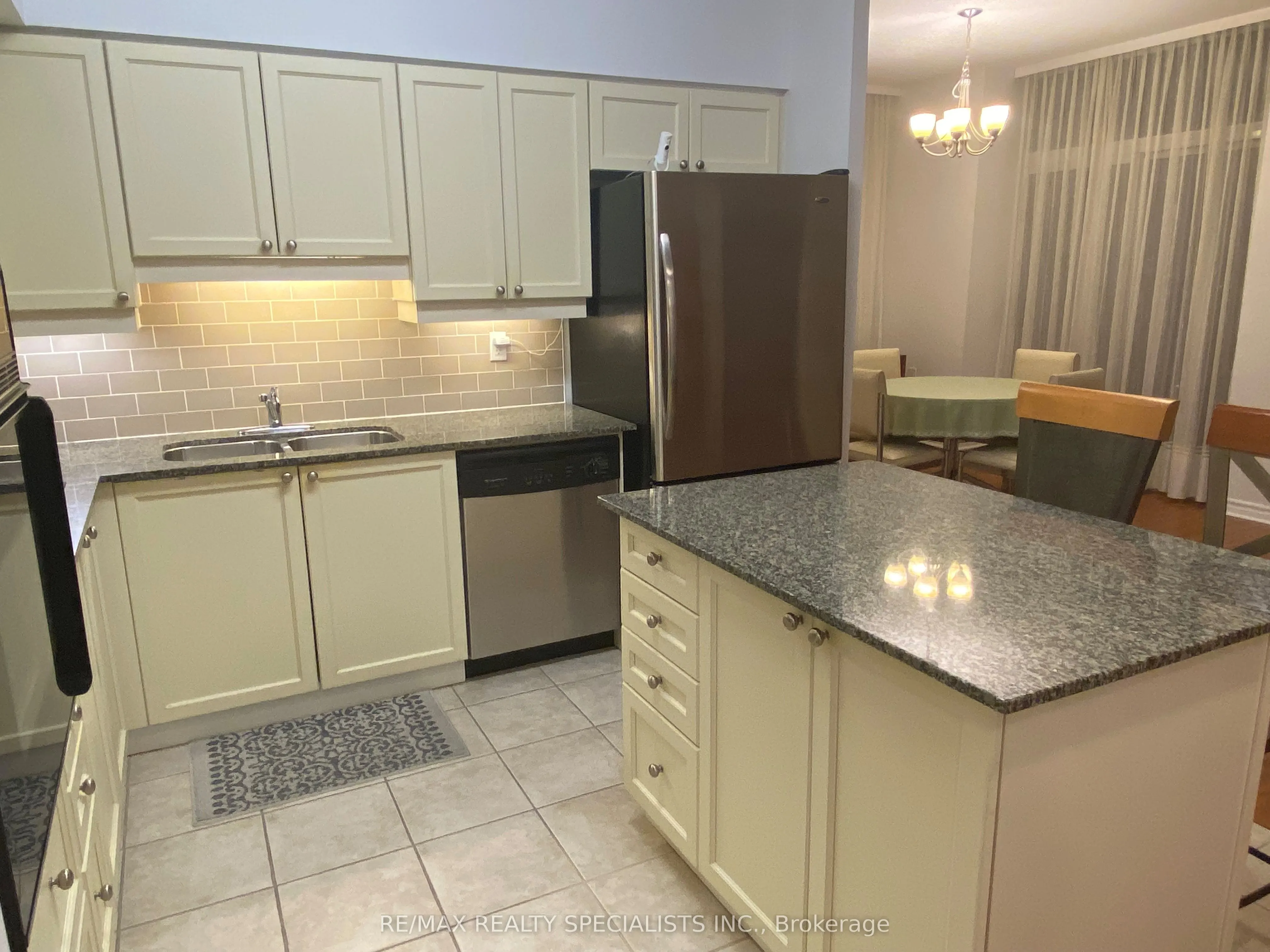 810 Scollard Court, #902