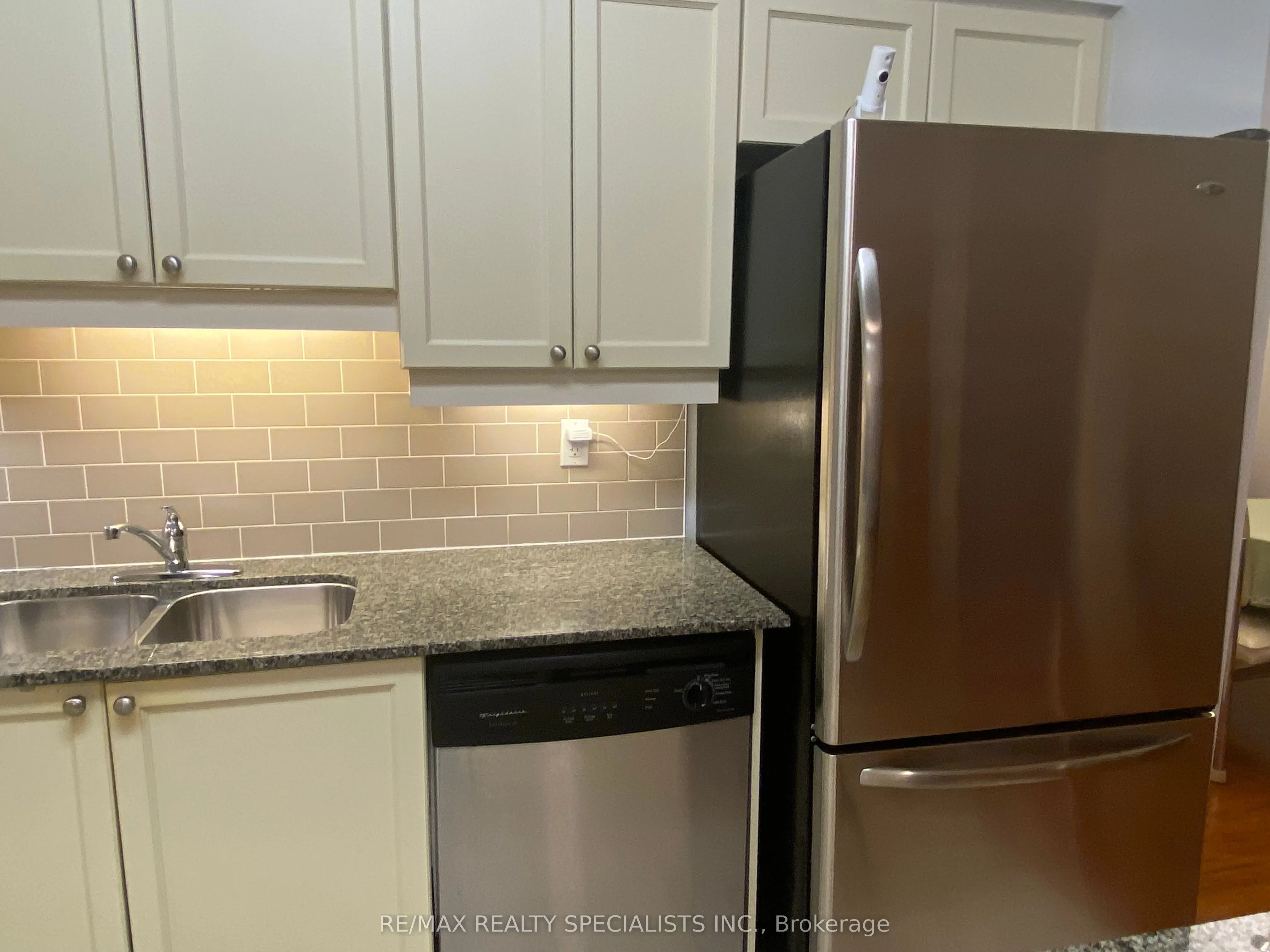 810 Scollard Court, #902