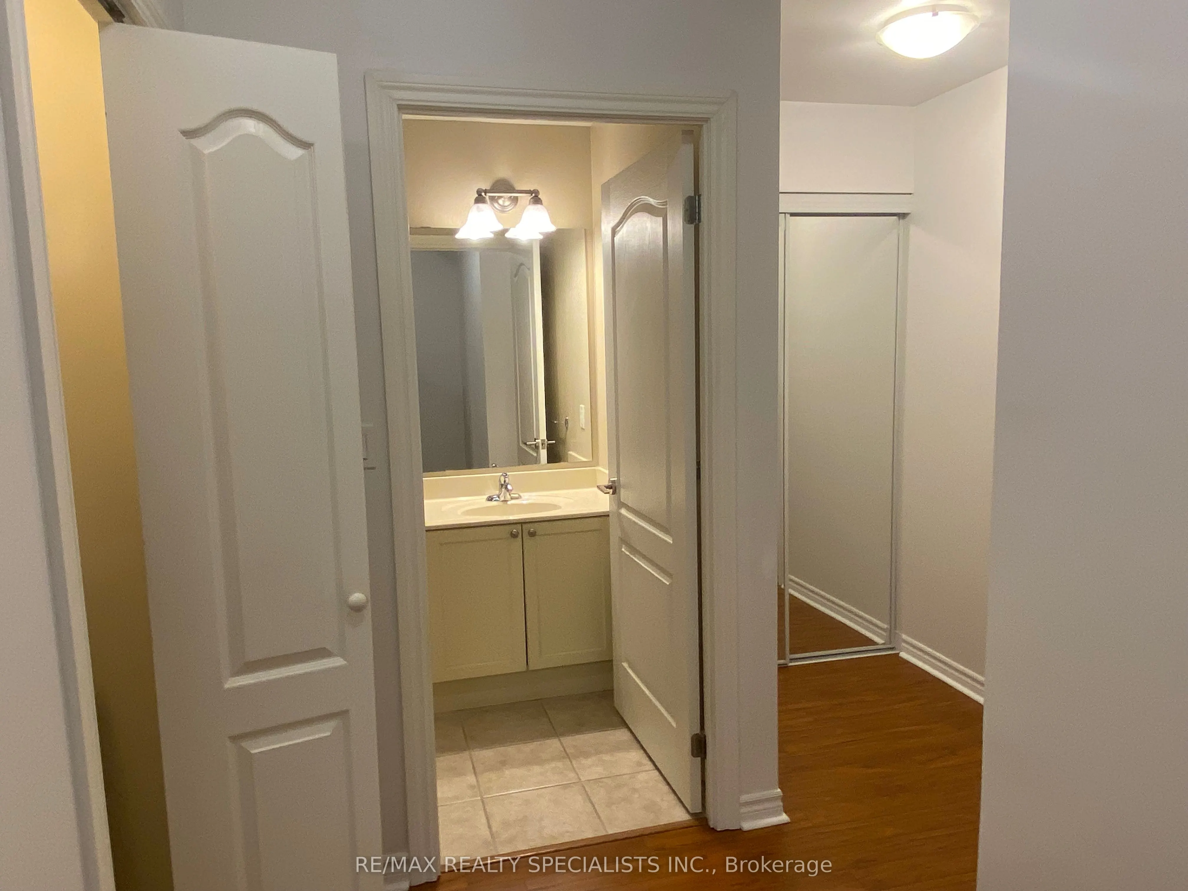 810 Scollard Court, #902