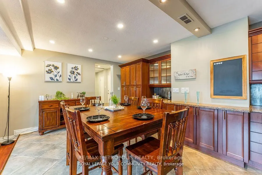 15 Elizabeth Street N #704