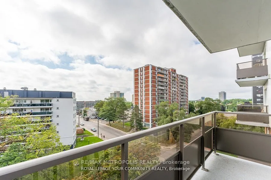 15 Elizabeth Street N #704