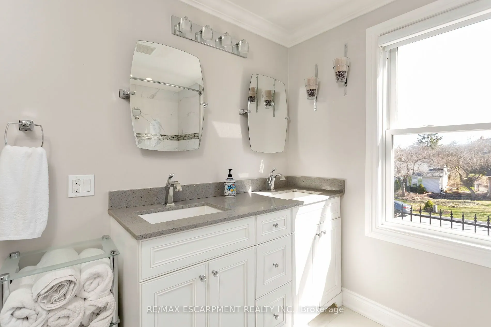 2119 Agincourt Crescent