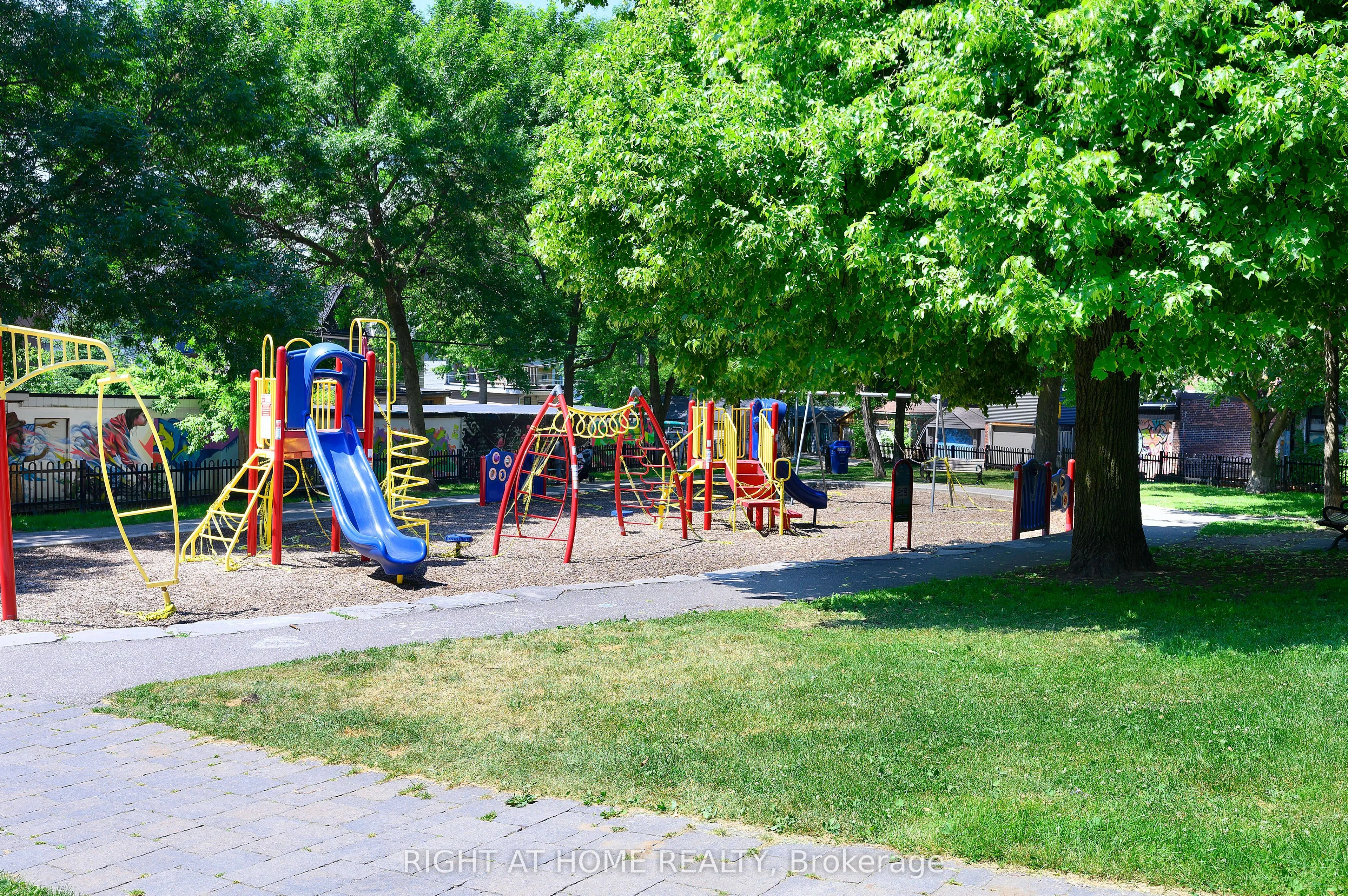 1995 Dundas Street W