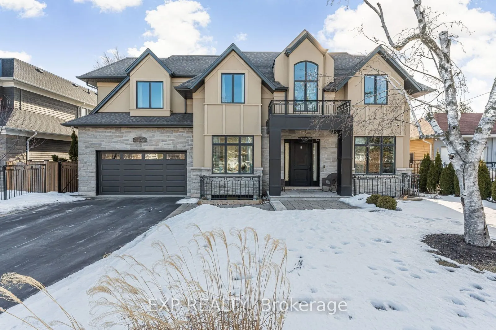 574 Stephens Crescent W